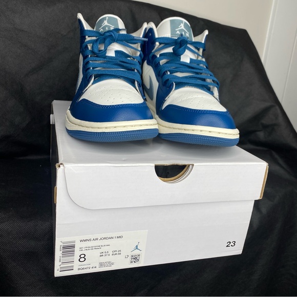 WMNS AIR JORDAN 1 MID - Picture 5 of 10